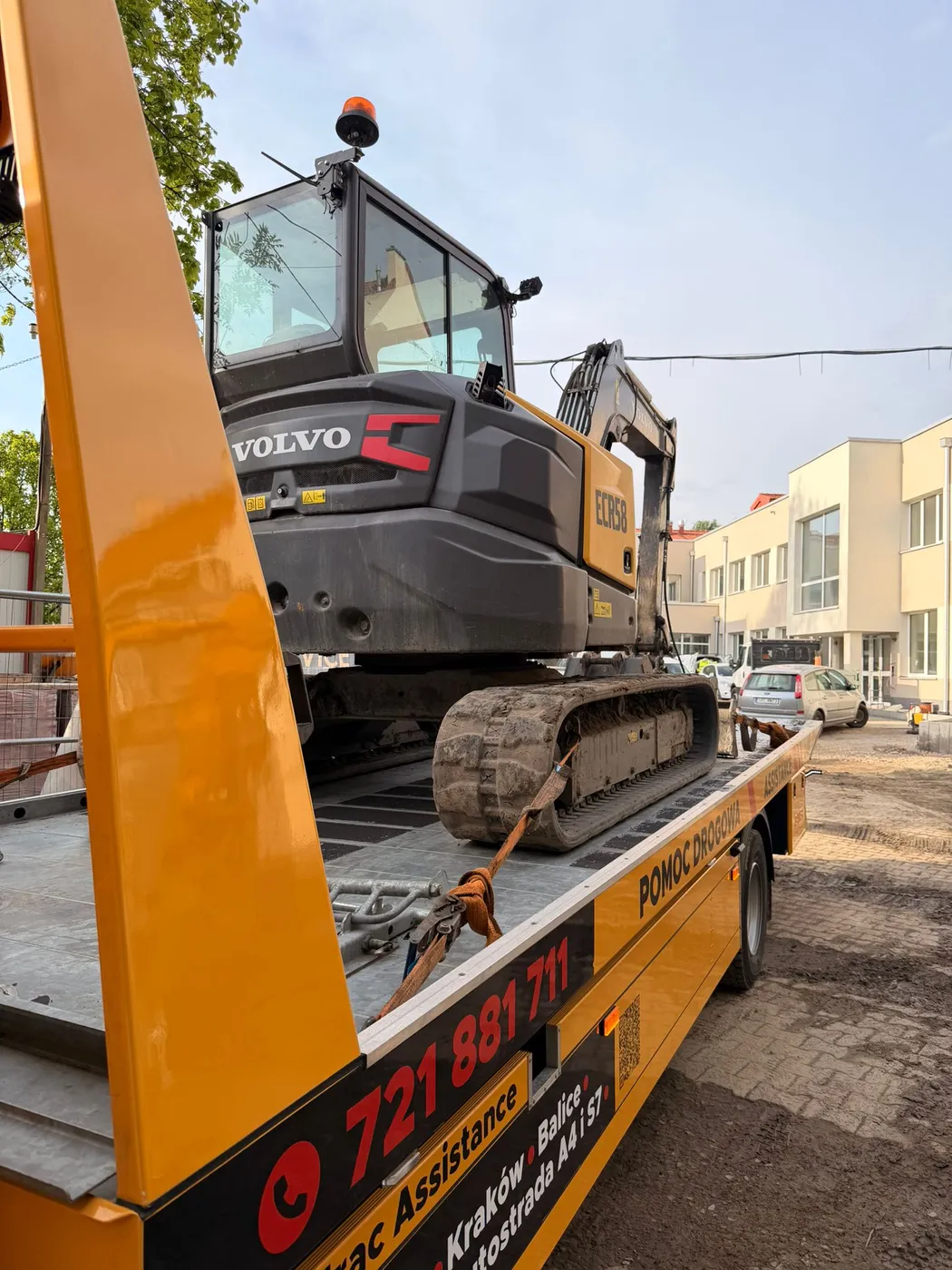 Transport koparki Volvo na lawecie – Kraków